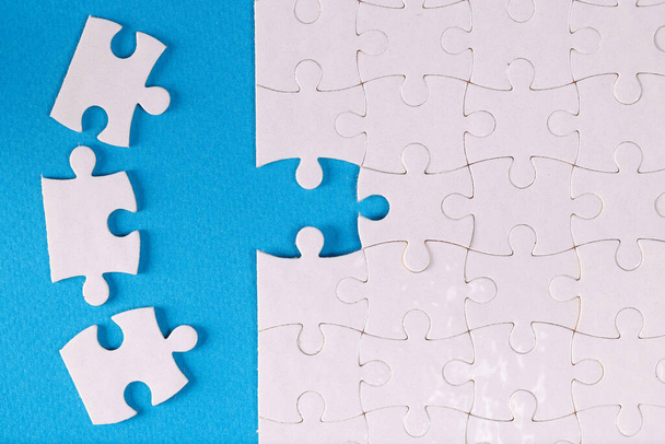 Складывающиеся белые головоломки синий фон бизнес - Фото, изображение
