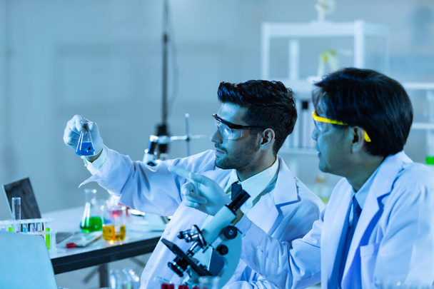 Ομάδα ερευνητών που αναλύει δεδομένα πειραμάτων νέας γενιάς εμβολίων. Εργάζονται σε ένα σύγχρονο εργαστήριο / Ιατρικό κέντρο. - Φωτογραφία, εικόνα