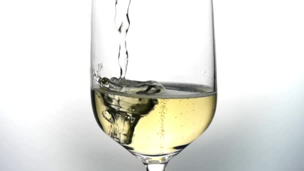 Gotas de champán cayendo en vidrio - Metraje, vídeo