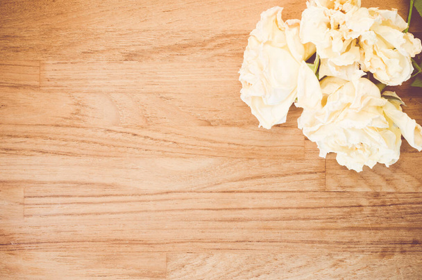 A top view of the beautiful white roses on a wooden surface - Photo, image