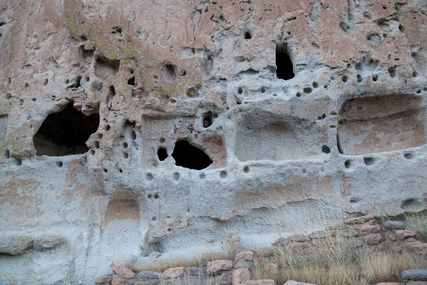 Pískovcové jeskyně vytesané do skalní stěny lidmi z Puebla v Novém Mexiku v Národním památníku Bandelier. - Fotografie, Obrázek