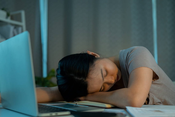 Evde dizüstü bilgisayarın önünde çalışan yorgun ve uykulu bir kadın. İş kadını uykusunda fazla mesai yapıyor.. - Fotoğraf, Görsel
