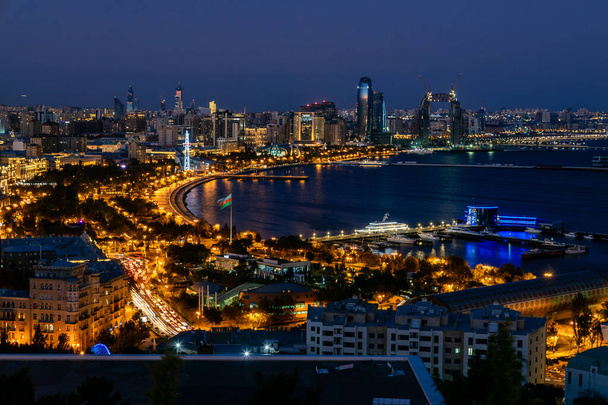 Boa noite em Baku. Panorama do parque Upland - Foto, Imagem