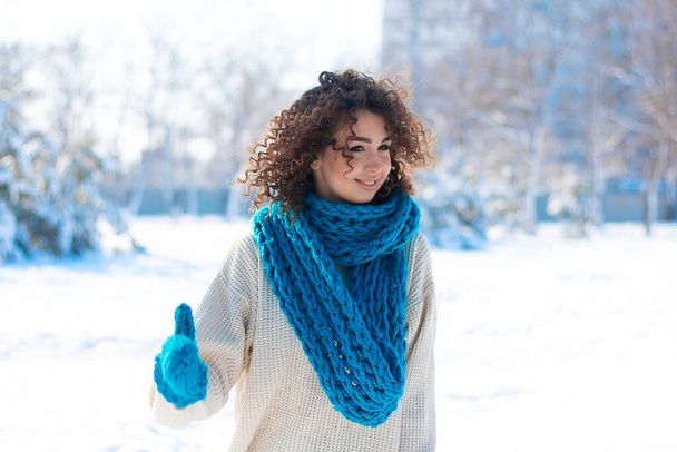 Mladá krásná dívka se baví ve zasněženém počasí na Nový rok dovolená - Fotografie, Obrázek