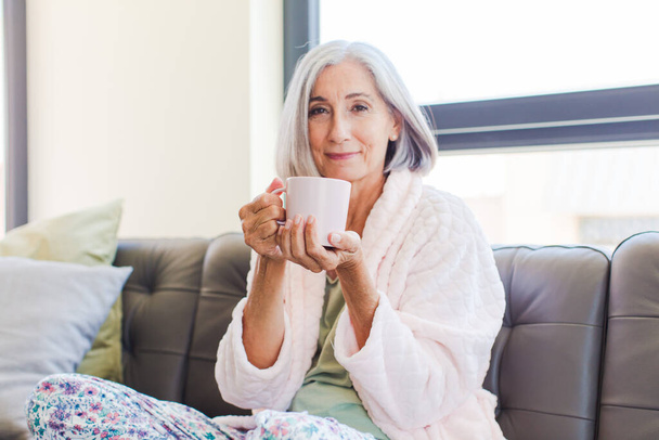 middle age woman at home - Фото, зображення