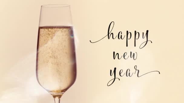 Bicchiere di champagne con felice anno nuovo - Filmati, video