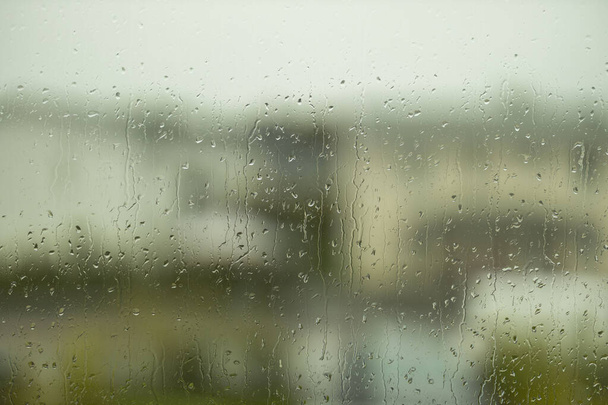 Bella vista di gocce di pioggia in esecuzione sul vetro della finestra. Bellissimi sfondi natura. - Foto, immagini