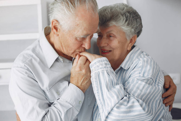 Beautiful old couple spent time together at home - Foto, imagen