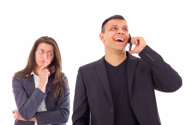 kıskanç kadın erkeğini telefonda konuşurken bakarak - Fotoğraf, Görsel