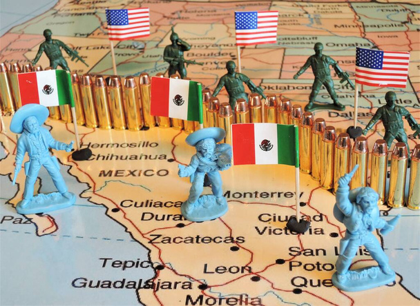 De barrière tussen Mexico en de Verenigde Staten, ook wel de grensmuur genoemd, is een reeks verticale barrières langs de grens van Mexico en de Verenigde Staten om illegale immigratie en drugshandel vanuit Mexico naar de Verenigde Staten terug te dringen.. - Foto, afbeelding