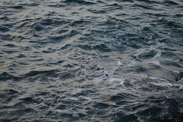 Крупним планом вода, морська вода, маленькі хвилі, темна вода
, - Фото, зображення