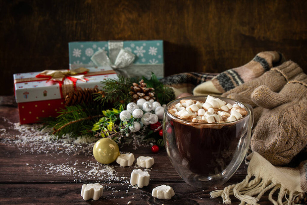 Рождественские подарки и горячее какао с зефиром на деревянном столе. Копирование пространства. - Фото, изображение