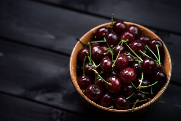 Ripe cherry is in a cup - Foto, afbeelding