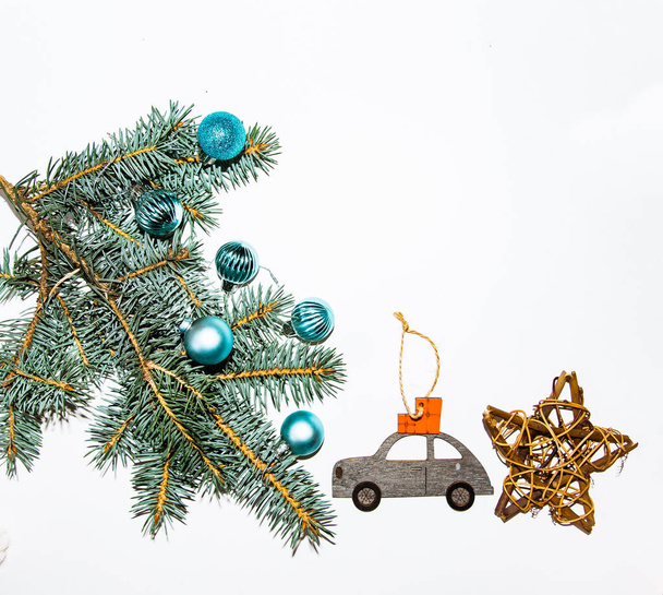 elrendezés fehér háttér kék lucfenyő ág karácsonyi játékok labdák gép ajándékokkal csillag a - Fotó, kép