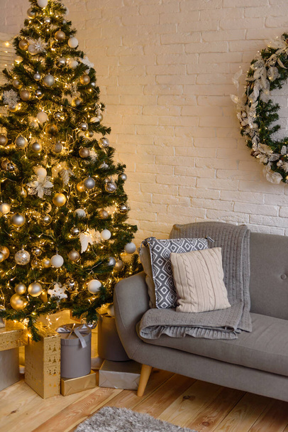 Hermosa habitación con decoración Holdiay árbol de Navidad con regalos debajo de ella. Año nuevo fondo - Foto, imagen