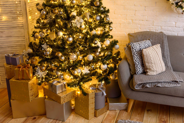 Prachtige holdiay ingerichte kamer met kerstboom met cadeautjes eronder. Achtergrond van het nieuwe jaar - Foto, afbeelding