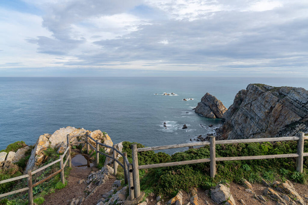 Pohled na divoké a divoké pobřeží Cabo de Penas v Asturii - Fotografie, Obrázek