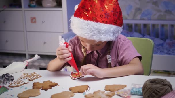 Dítě zdobí perníkové sušenky - Záběry, video