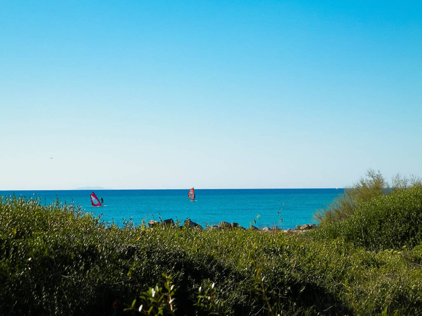 Välimeri, luonto, lähellä Vadan kaupunkia. Tyrrhenanmeren rannikko sinisellä taivaalla taustalla. Lomat ja luonto käsite. Kopioi tilaa sinisellä taivaalla
. - Valokuva, kuva