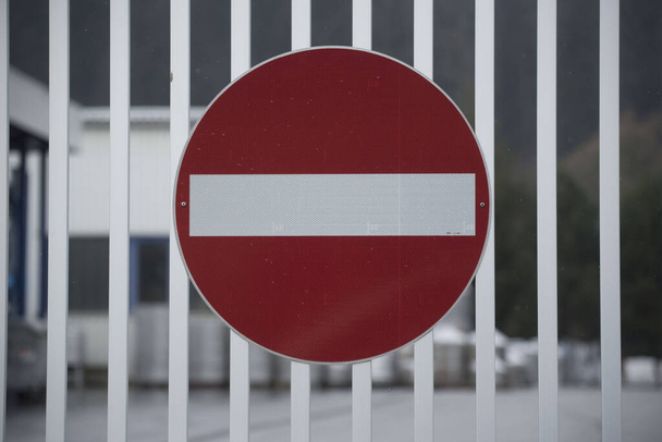 нет входа предупреждение дорожный знак, круглый красный круг с белой полосой - Фото, изображение