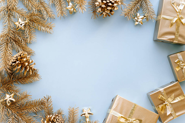 Navidad azul o fondo de año nuevo, composición llana de regalos de Navidad dorados y ramas de abeto dorado, Flatlay, espacio vacío para el concepto text.christmas saludo - Foto, imagen