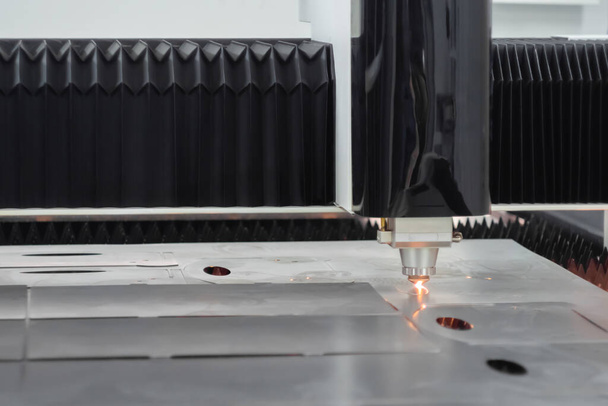 Automatische cnc laser snijmachine werkend met plaatmetaal - Foto, afbeelding