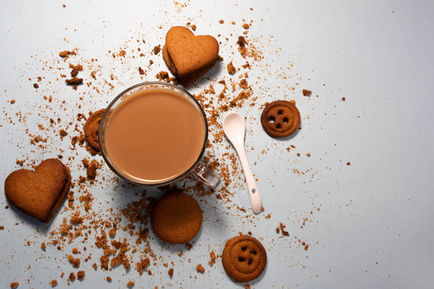 Молочный шоколад, печенье и кофе с орехами макадамии - Фото, изображение