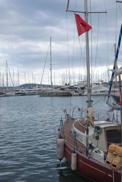 Яхты в порту и набережной турецкого города Бодрум в яркий солнечный день. - Фото, изображение