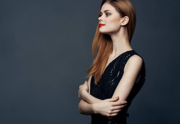 mujer romántica en vestido de noche pelo rojo gris fondo modelo - Foto, Imagen