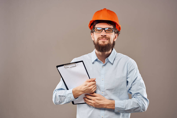 Worker man orange hard hat construction industry manual - Zdjęcie, obraz