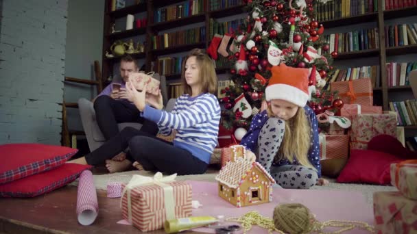 Familia feliz celebrando la Navidad - Imágenes, Vídeo