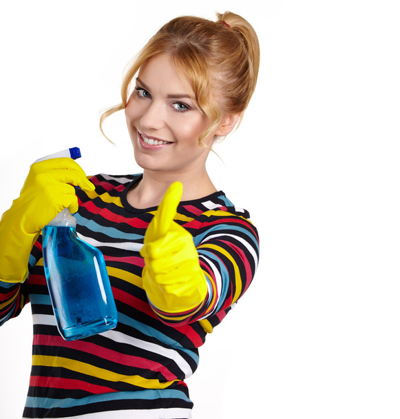 Femme comme femme de ménage tenant des liquides et montrant OK signe
 - Photo, image
