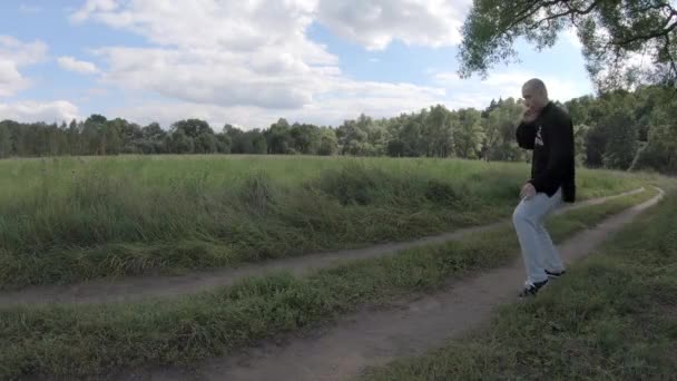 Muž kbelíky boj s imaginárním soupeřem - Záběry, video