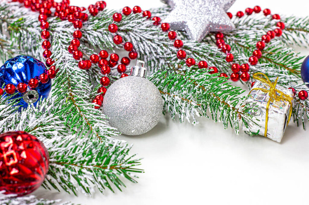 Szilveszteri és karácsonyi dekorációk zöld fenyőágakkal és Xmas hagyományos dekorációval, másolási lehetőséggel a meghívók fogadására. - Fotó, kép