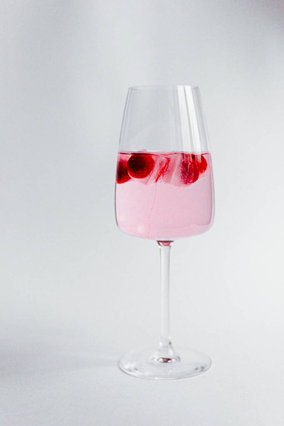 red wine in glass with cherry - Fotoğraf, Görsel