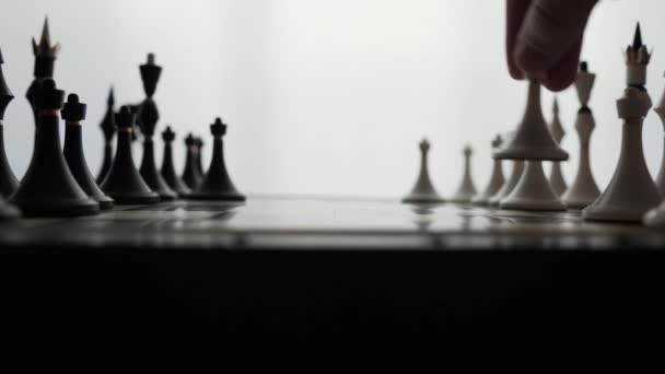 La pieza de ajedrez hace un movimiento de retorno. Tablero de ajedrez - Metraje, vídeo