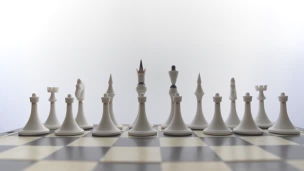 Bílé figurky na šachovnici - Záběry, video