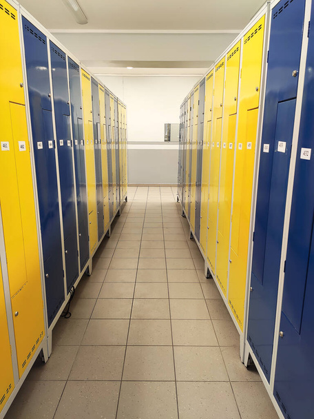 Hosszú folyosó színes fém modern stílusú szekrények egy iskolában - Fotó, kép