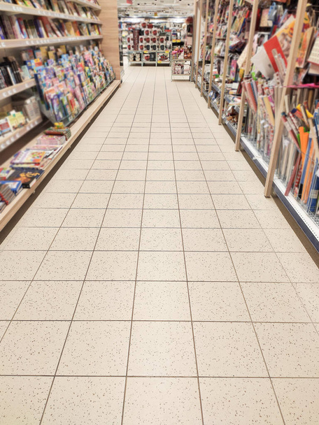 Supermercado interior de luz moderna - Foto, Imagen