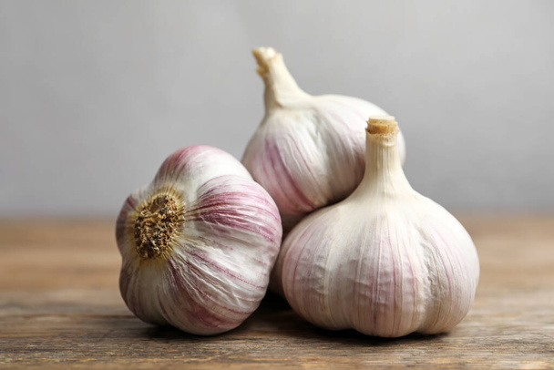 Fresh organic garlic on wooden table, closeup - 写真・画像