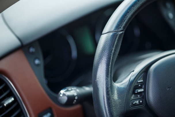 Modern SUV interieur met lederen paneel, multimedia en dashboard - Foto, afbeelding