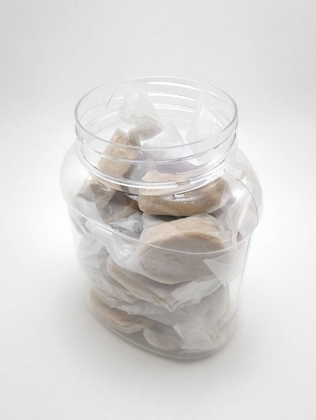 Chleb bielasty Polworon z białym opakowaniem na plastikowym słoiku - Zdjęcie, obraz