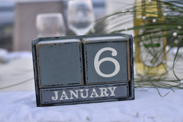 Drewniane bloki w pudełku z datą, dniem i miesiącem 6 stycznia. Kalendarz bloków drewnianych - Zdjęcie, obraz