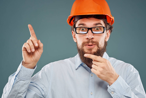 Homem de negócios na construção de tinta laranja emoções gestos com as mãos Professional corte vista - Foto, Imagem