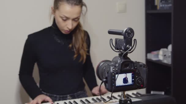 mooie vrouw spelen op synthesizer, live streaming concept, piano lessen - Video