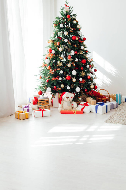 Рождественская елка с подарками на Новый год - Фото, изображение