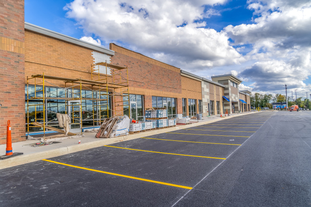 Maryland 'de turuncu, kırmızı tuğla kaplama ve iskeleyle kaplı yenilenmiş alışveriş merkezi ticari gayrimenkul inşaatı - Fotoğraf, Görsel