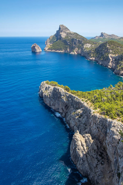 Pohled na skalnatý útes za slunečného dne v mysu Formentor v Palma de Mallorca, Baleárské ostrovy, Španělsko, vertikální - Fotografie, Obrázek