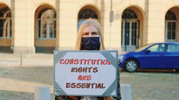 Protestin kävely: nainen naamiossa puolustamassa perustuslaillisia oikeuksia - Valokuva, kuva