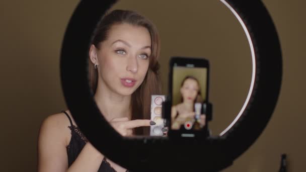 Χαρούμενη όμορφη γυναίκα blogger αναθεώρηση καλλυντικών προϊόντων, καθημερινή ρουτίνα μακιγιάζ - Πλάνα, βίντεο